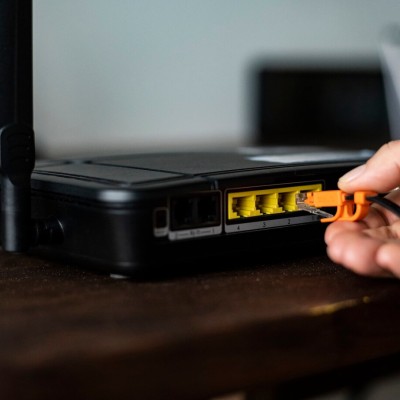 homem-conectando-um-cabo-ethernet-a-um-roteador-sem-fio_53876-139544 homem-conectando-um-cabo-ethernet-a-um-roteador-sem-fio_53876-139544